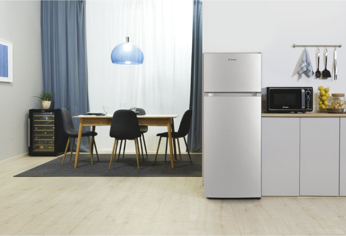  Στην εικόνα απεικονίζεται το δίπορτο ψυγείο Candy CDG1S514ES, τοποθετημένο σε μία κουζίνα.